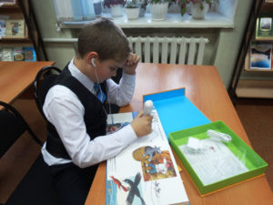 Добрая книга в детских ладошках